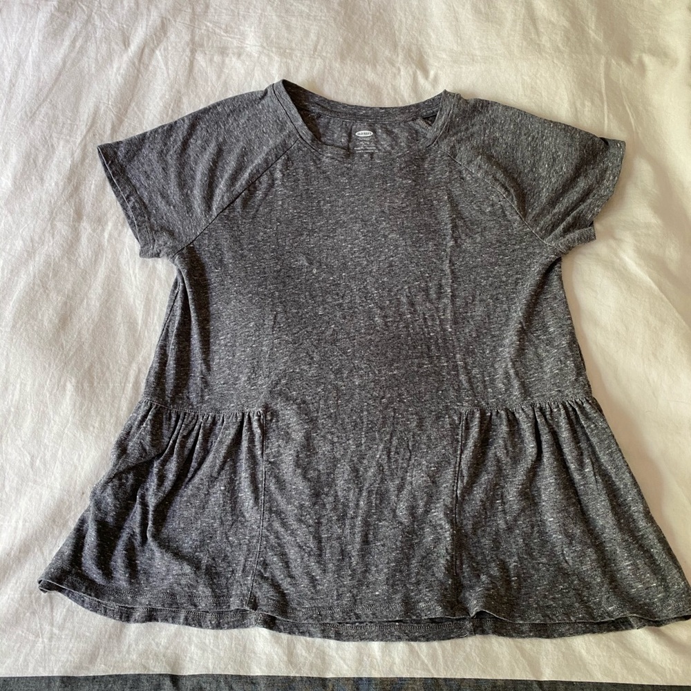 3/$15 Old navy gray flare bottom t shirt
